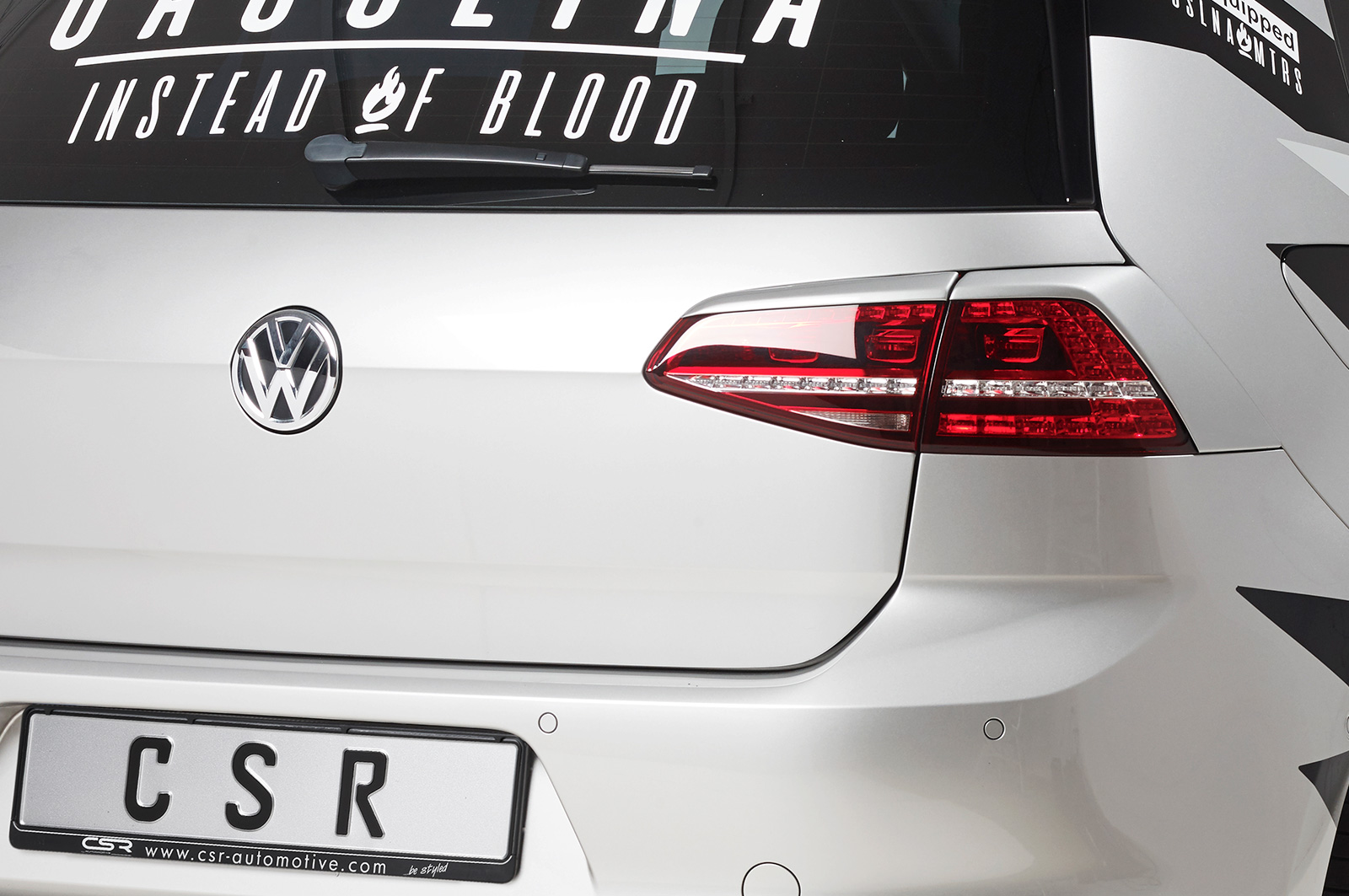 Paupières de phares arrières (la paire) pour VW Golf 7 sauf break (08/2012-2020) - Fabriqué en ABS glossy (Noir brillant)