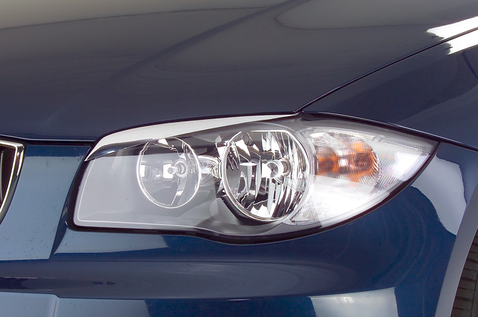 Paupières de phares avants (la paire) pour BMW Série 1 E81 / E82 / E87 / E88 E81 - 3 portes / E82 - coupé / E87 ? 5 portes / E88 - cabriolet (depuis 2004) - Fabriqué en ABS (à peindre)