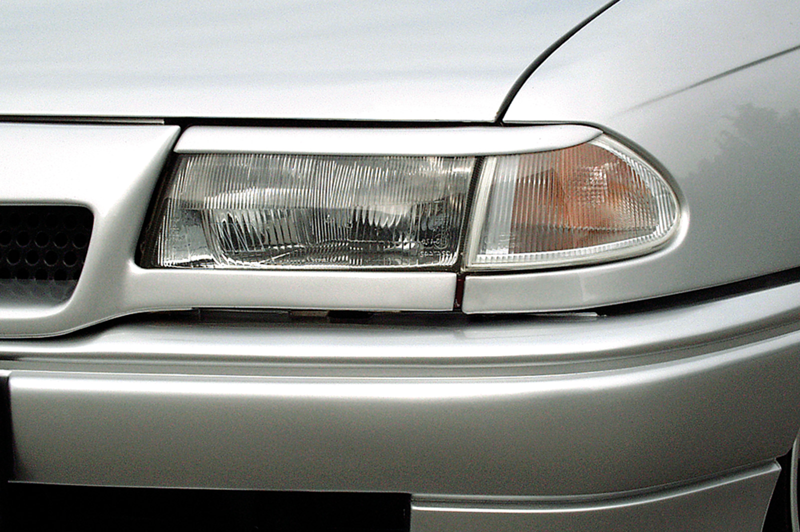 Paupières de phares avants (la paire) pour Opel Astra F toutes carrosseries (1994-1998) - Fabriqué en ABS (à peindre)