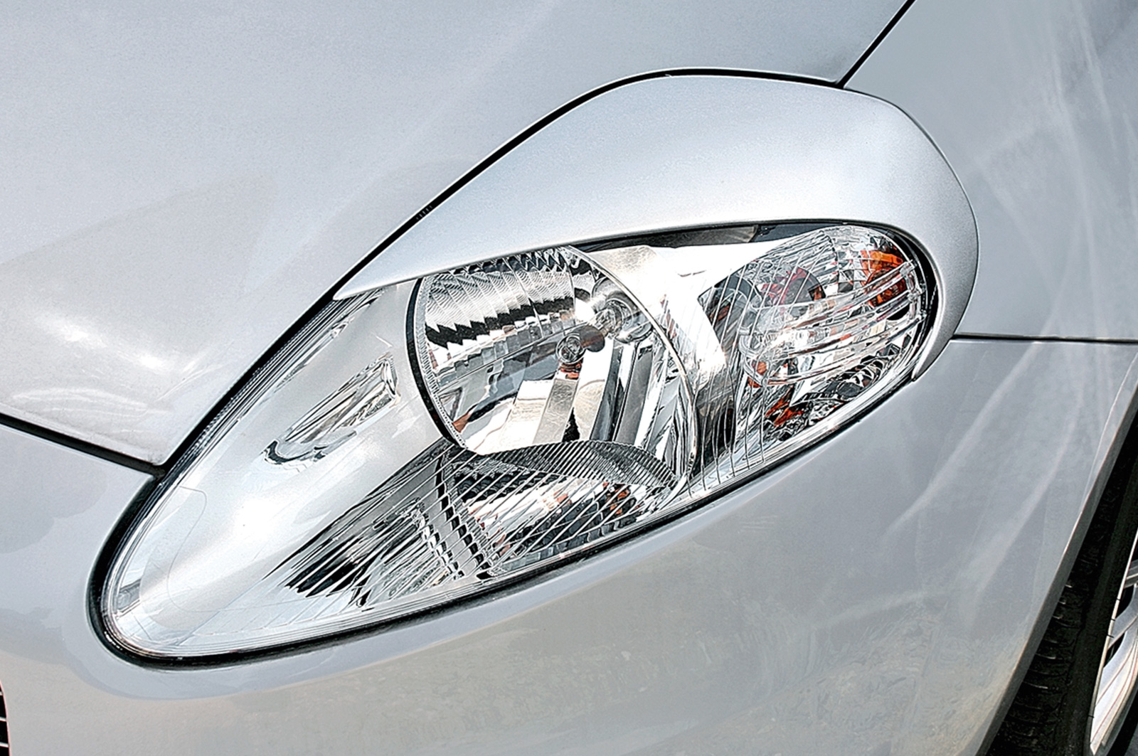 Paupières de phares avants (la paire) pour Fiat Grande Punto 199 toutes carrosseries (depuis 2005) - Fabriqué en ABS (à peindre)