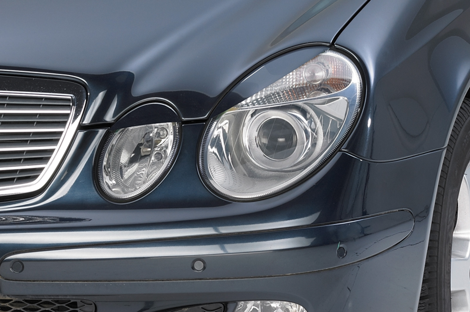Paupières de phares avants (la paire) pour Mercedes Benz Classe E W211 berline / break (2002-2009) - Fabriqué en ABS (à peindre)
