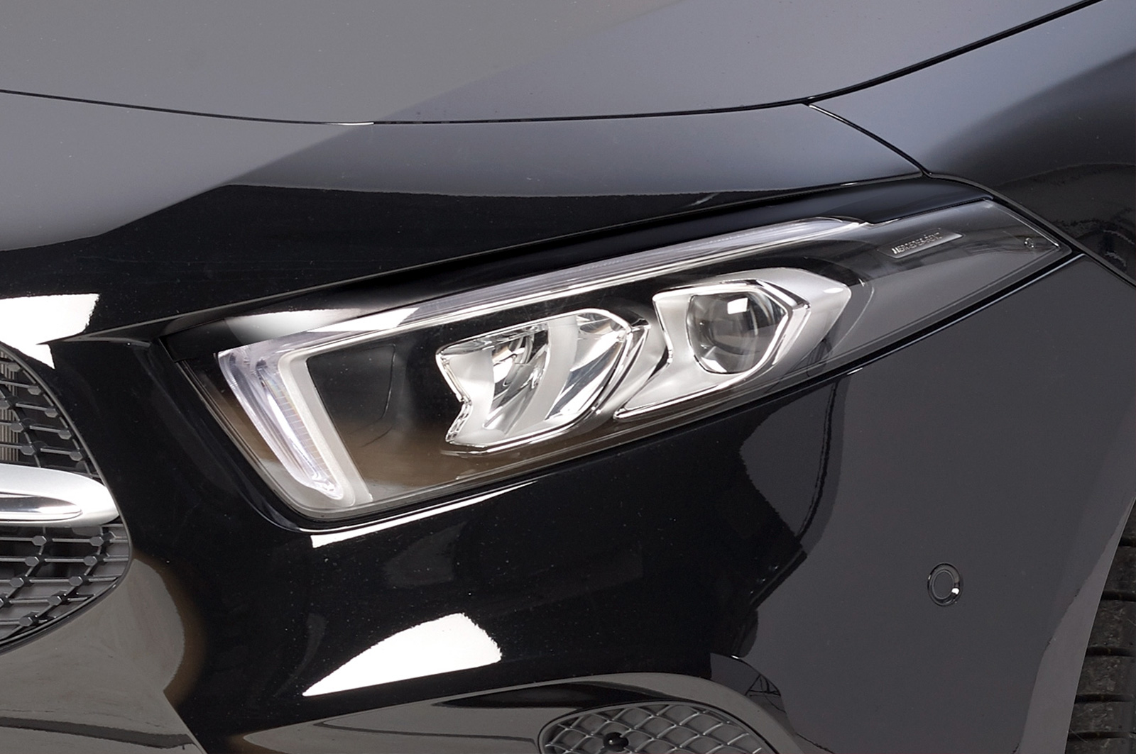Paupières de phares avants (la paire) pour Mercedes Benz Classe A W177 (depuis 2018) - Fabriqué en ABS (à peindre)