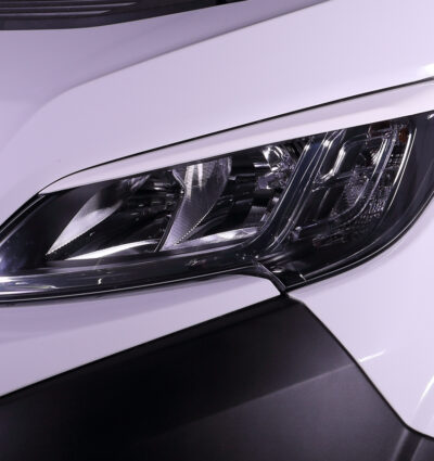 paupières de phares (la paire) RDX pour FIAT Ducato (2014+), CITROËN Jumper/Relay (2014+), OPEL/VAUXHALL Movano (2021+), PEUGEOT Boxer (2014+), TOYOTA ProAce Max (2024+), IVECO eSuperJolly (2026+) et RAM ProMaster (2013+) - Blanc brillant