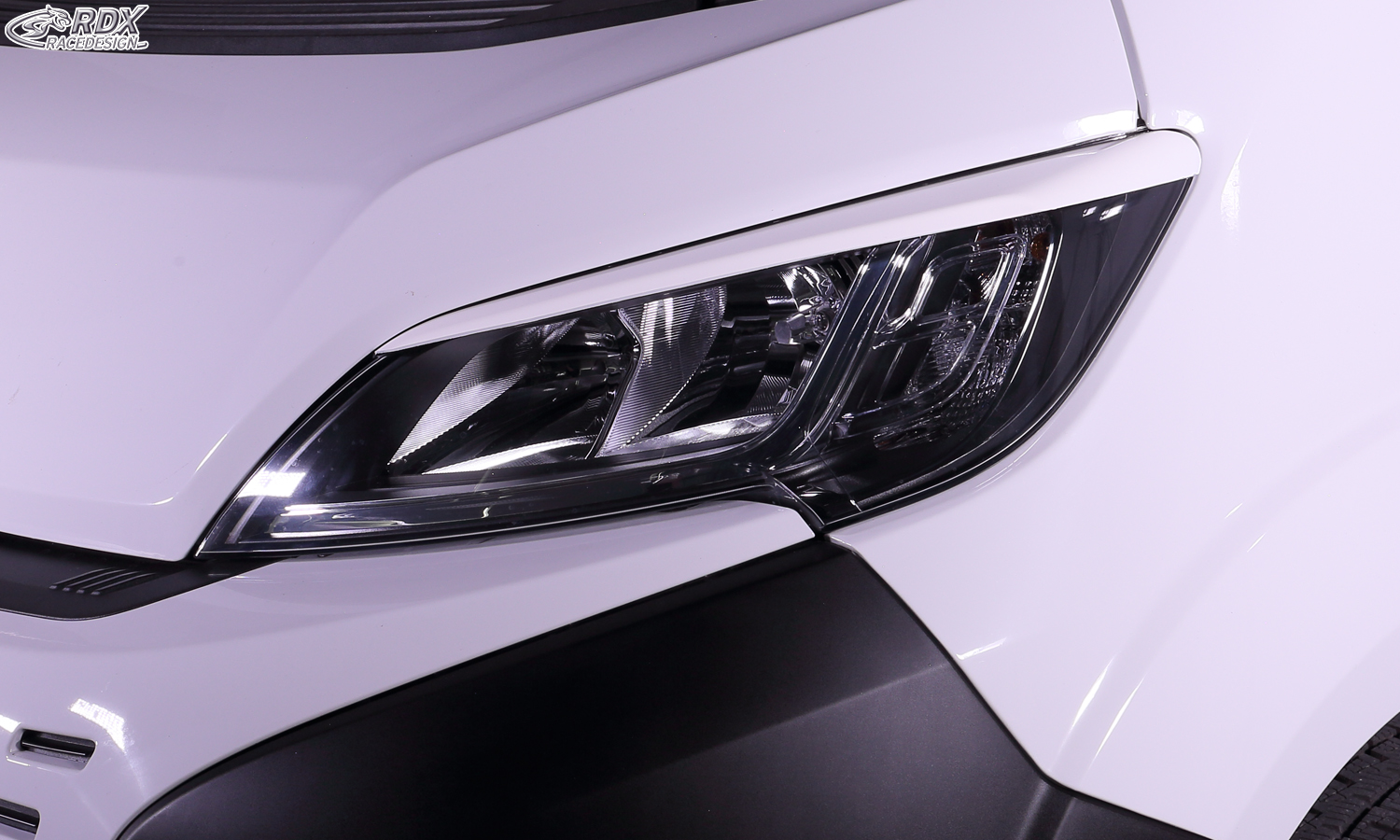 paupières de phares (la paire) RDX pour FIAT Ducato (2014+), CITROËN Jumper/Relay (2014+), OPEL/VAUXHALL Movano (2021+), PEUGEOT Boxer (2014+), TOYOTA ProAce Max (2024+), IVECO eSuperJolly (2026+) et RAM ProMaster (2013+) - Blanc brillant