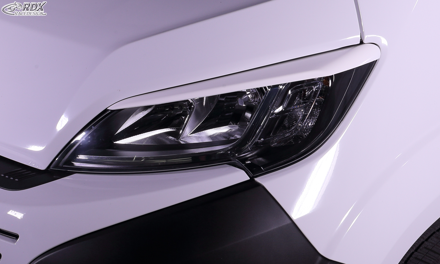 paupières de phares (la paire) RDX pour FIAT Ducato (2014+), CITROËN Jumper/Relay (2014+), OPEL/VAUXHALL Movano (2021+), PEUGEOT Boxer (2014+), TOYOTA ProAce Max (2024+), IVECO eSuperJolly (2026+) et RAM ProMaster (2013+) - Blanc brillant