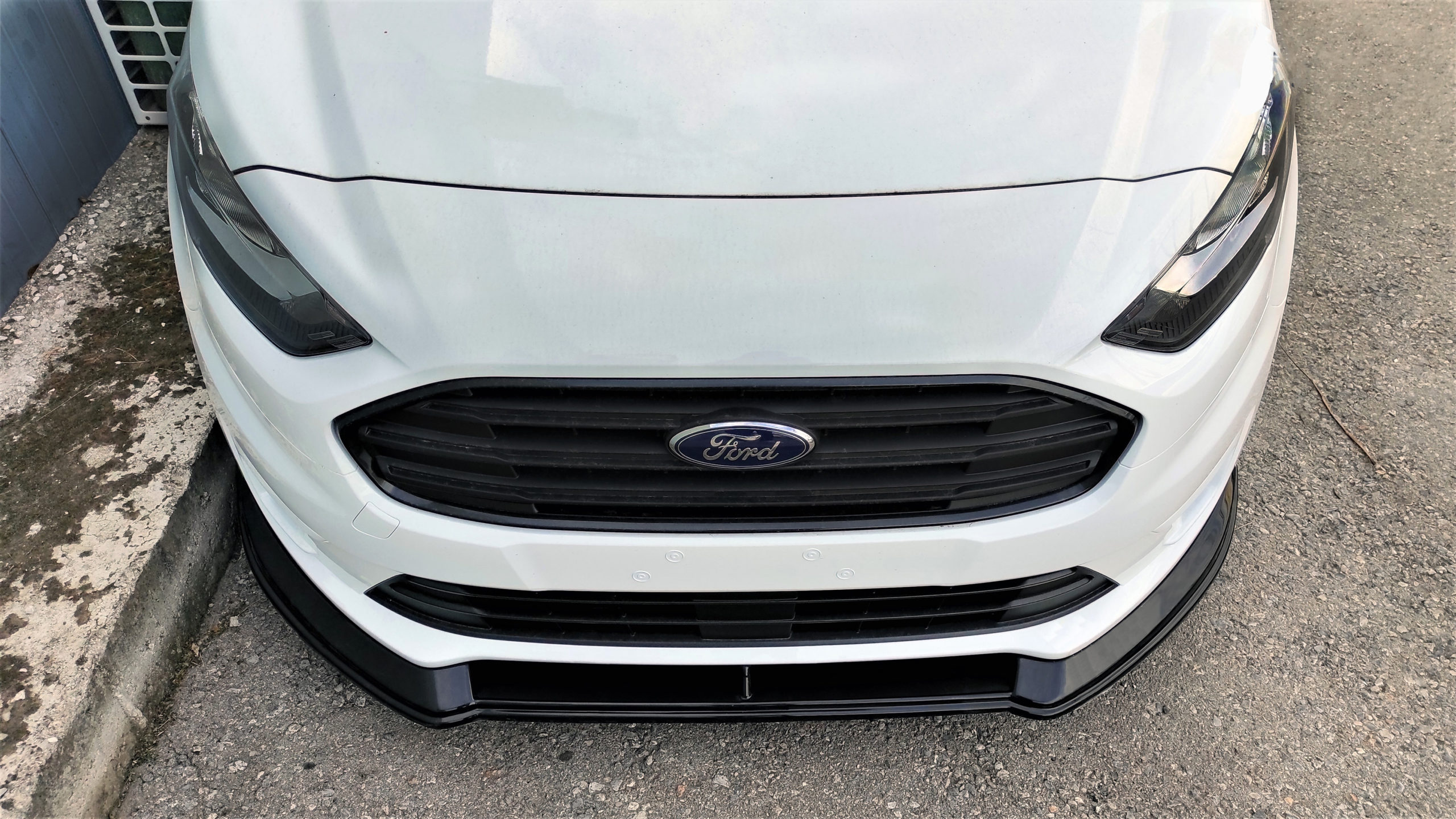 VikingDesign - Lame de parechoc avant Facelift Gloss Black pour Ford Transit Connect (2014-Present)
